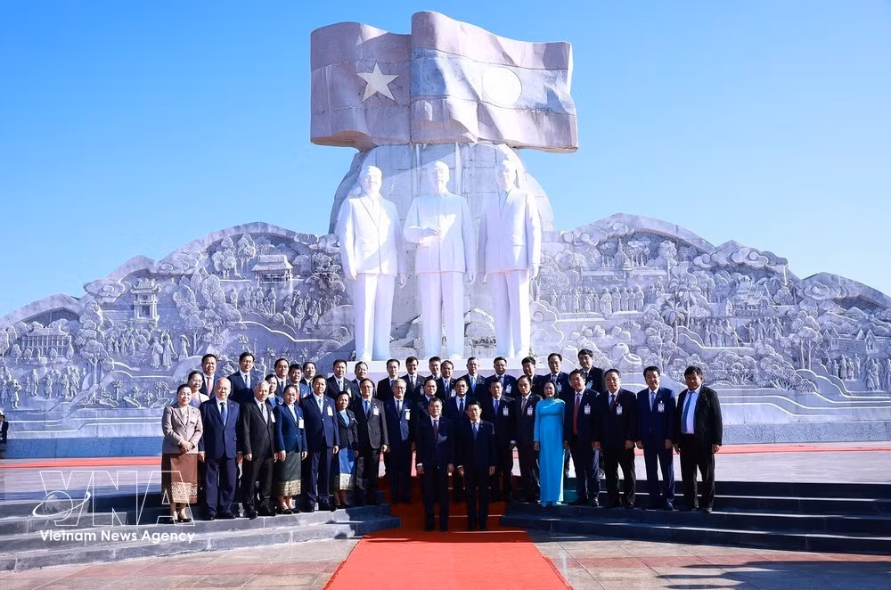 Las delegaciones de Vietnam y Laos en el Parque de la Amistad Laos-Vietnam en Vientián, el 9 de octubre de 2026. (Foto: VNA)