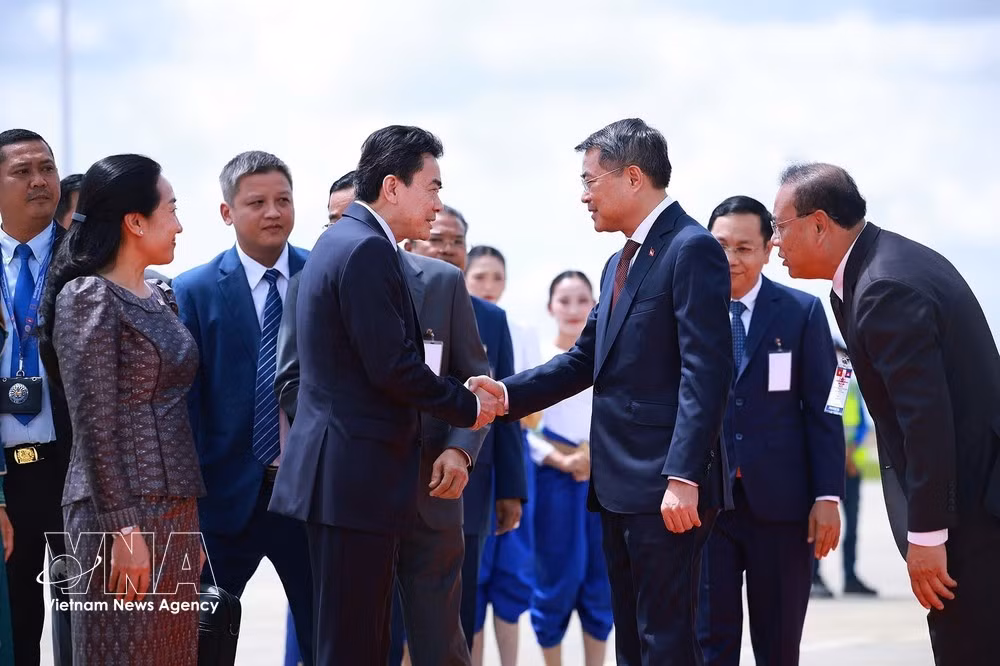 Delegados dan la bienvenida al primer ministro Le Minh Hung en el Aeropuerto Internacional Techo de Phnom Penh (Foto: VNA)