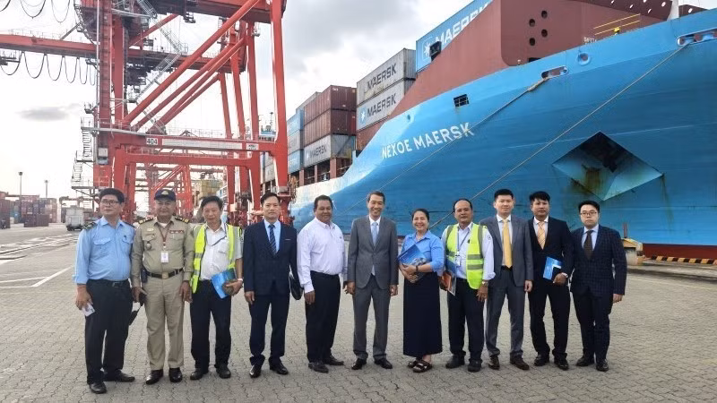 La delegación del Consulado General de Vietnam en Sihanoukville junto a directivos del Puerto Autónomo de Sihanoukville.