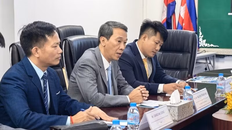 El cónsul general de Vietnam en Sihanoukville, Nguyen Trung Hieu (centro), interviene en la reunión.