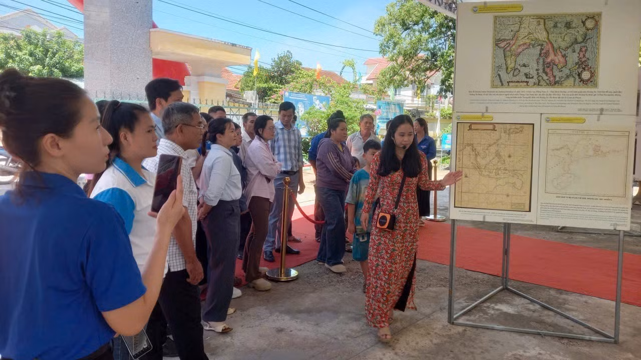 Funcionarios y residentes de la comuna de Hoa Xuan visitan la exposición.