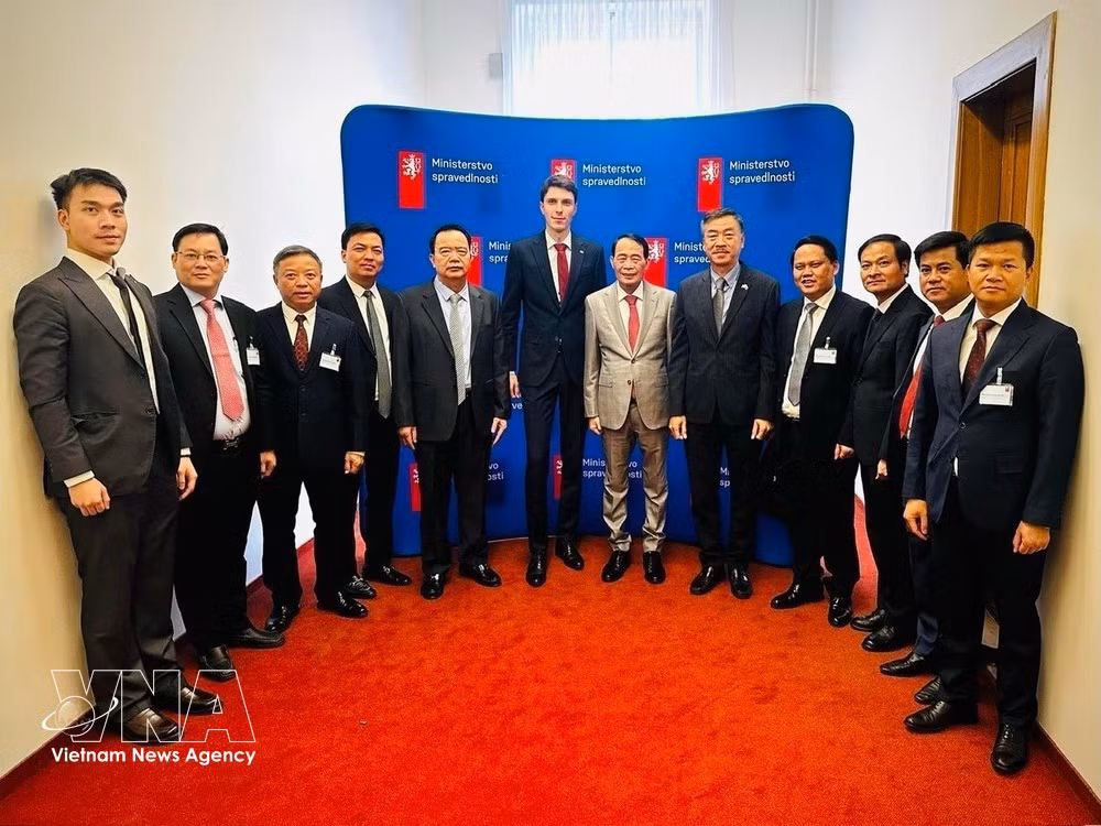 El viceministro de Seguridad Pública de Vietnam Le Quoc Hung; el viceministro de Justicia checo responsable del derecho europeo Adam Simice y delegados. (Foto: VNA)
