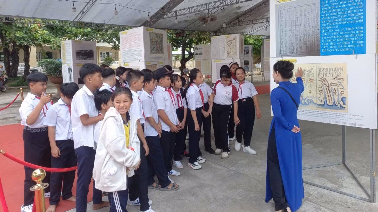Estudiantes conocen los documentos históricos y jurídicos relativos a los archipiélagos vietnamitas de Hoang Sa y Truong Sa.