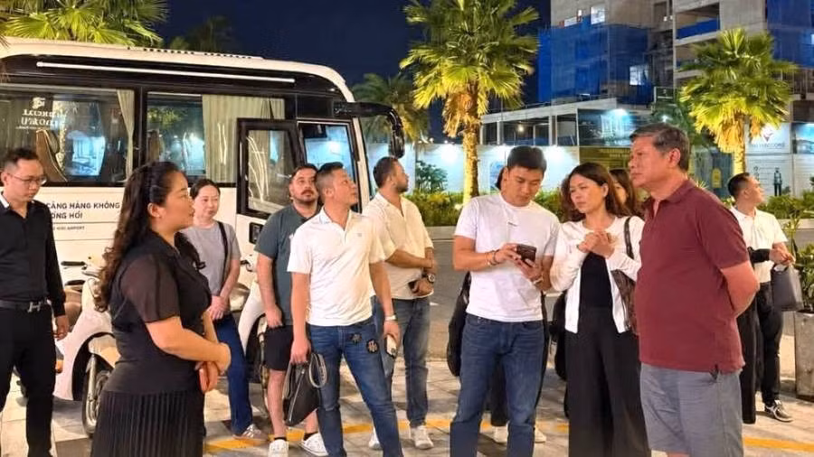 Los visitantes conocen los servicios turísticos del complejo urbano Regal Legend, en el barrio de Dong Hoi, provincia de Quang Tri. (Foto: DL)