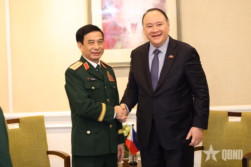 El general Phan Van Giang y el ministro de Defensa de Filipinas, Gilberto Teodoro (Foto: qdnd.vn)
