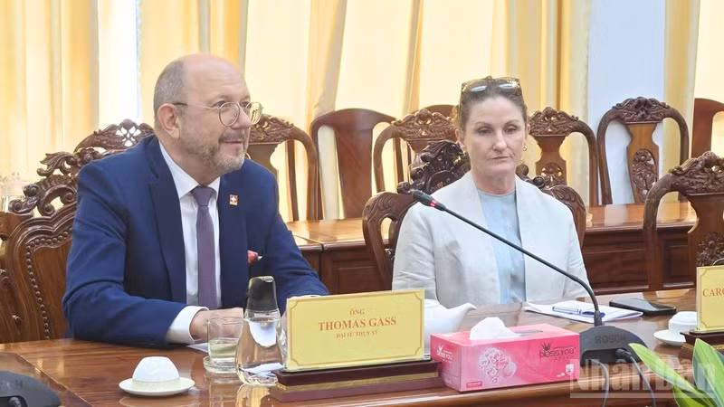 Thomas Gass, embajador de Suiza en Vietnam, habla en la reunión. (Foto: Van Ut)