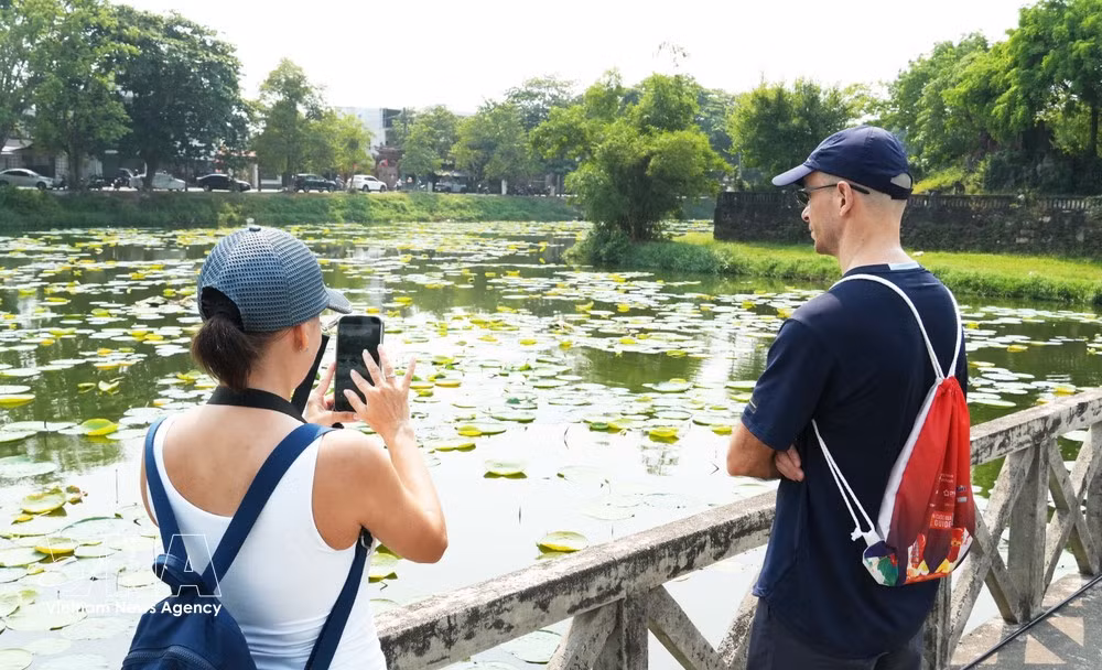 Turistas internacionales visitan el lago Tinh Tam, en la Ciudadela Imperial de Hue. (Foto: VNA)