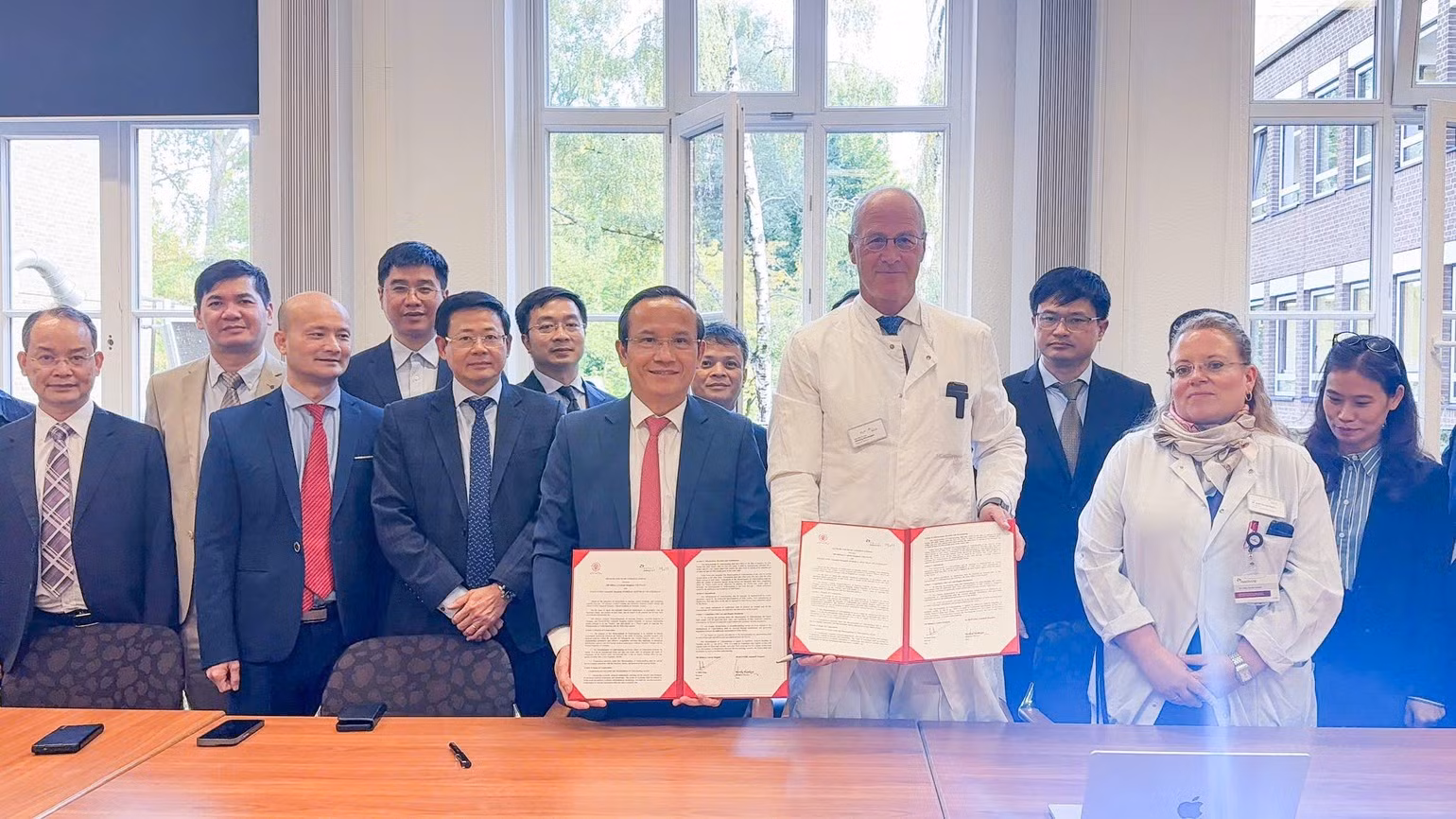 Firma del memorando de entendimiento sobre cooperación en traumatología y ortopedia entre el Hospital Militar Central 108 y el Hospital Diakovere Annastift.