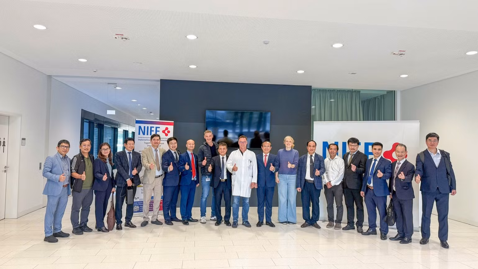 La delegación del Hospital Militar Central 108 en el Centro de Investigación de Tecnología Biomédica y Trasplantes (NIFE), Hannover.