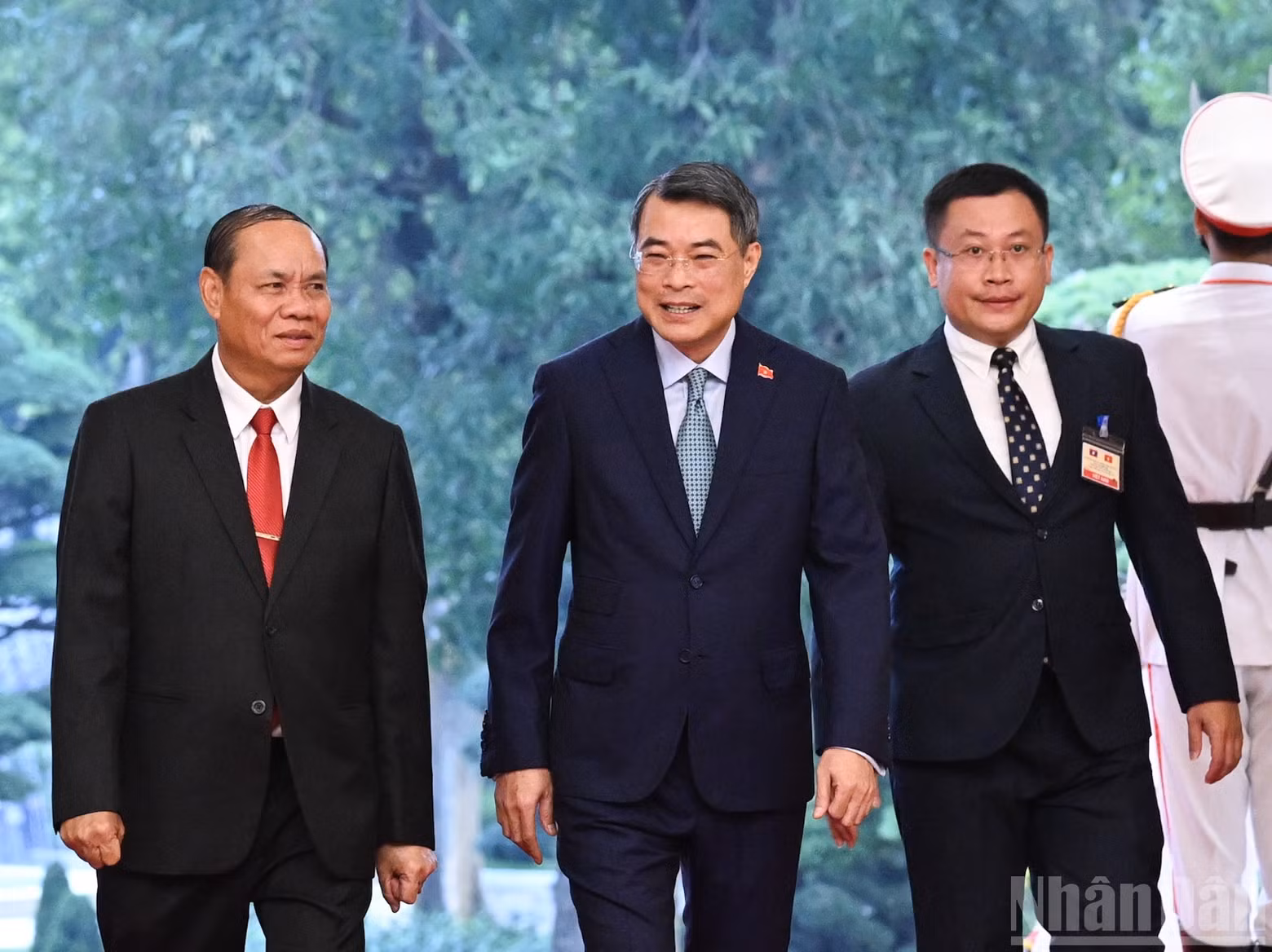 El primer ministro de Vietnam, Le Minh Hung, y miembro del Buró Político y el miembro permanente del Secretariado del Comité Central del Partido Popular Revolucionario de Laos, Vilay Lakhamfong. (Foto: Nhan Dan)
