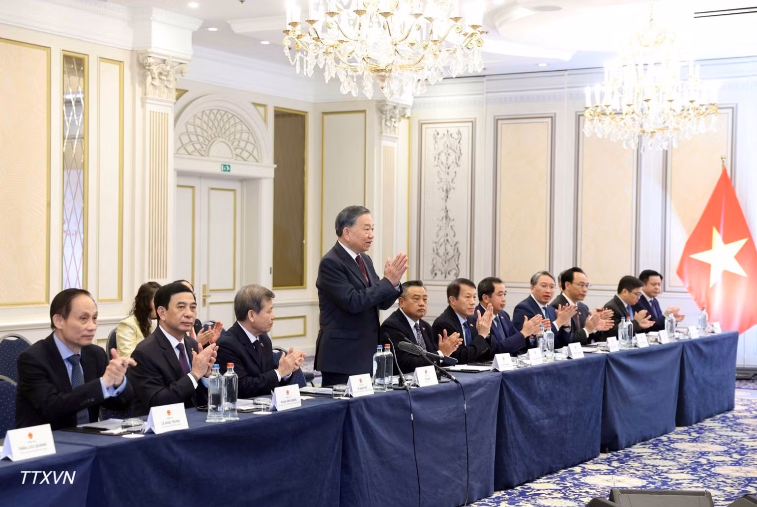 El secretario general del Partido Comunista y presidente de Vietnam, To Lam, se reúne con expertos e intelectuales coterráneos en Bélgica y Luxemburgo. (Foto: VNA)