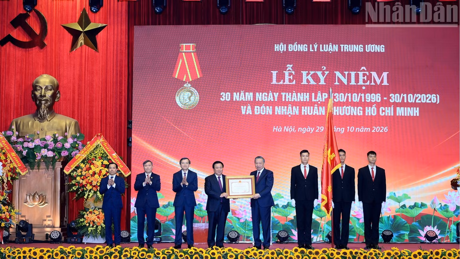 El secretario general del Partido Comunista de Vietnam y presidente del país, To Lam, entrega la Orden de Ho Chi Minh al Consejo Teórico Central en reconocimiento a sus contribuciones. (Foto: Nhan Dan)