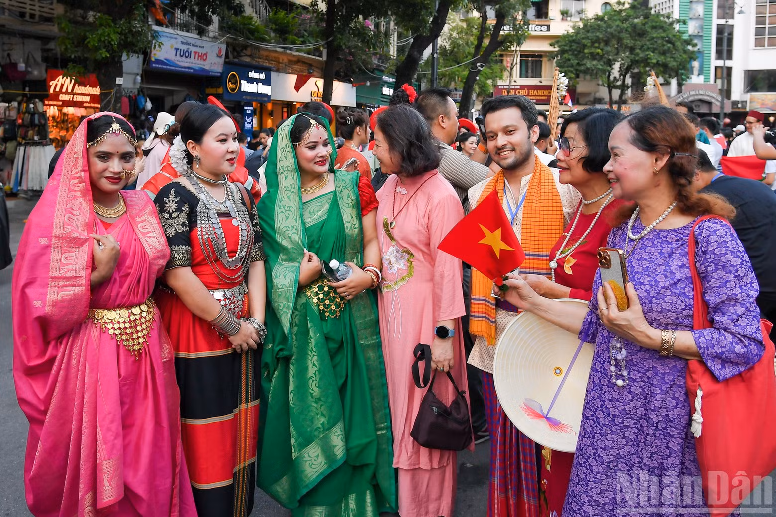 El festival callejero "Colores de los Cinco Continentes" en la calle peatonal del lago Hoan Kiem, atraen a un gran número de lugareños y visitantes internacionales. (Foto: Nhan Dan)