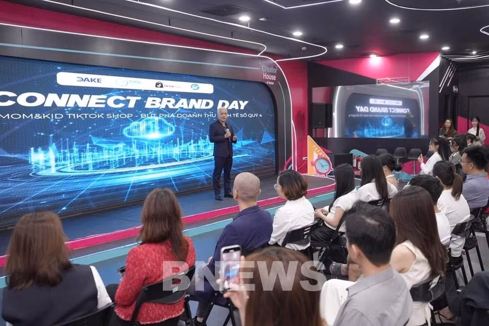 Nguyen Lam Thanh, representante de TikTok Vietnam, comparte la estrategia de la plataforma para apoyar el emprendimiento juvenil. (Foto: Bnews)