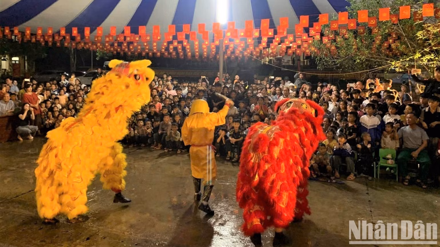 Los niños de las zonas montañosas disfrutan de la danza del león.