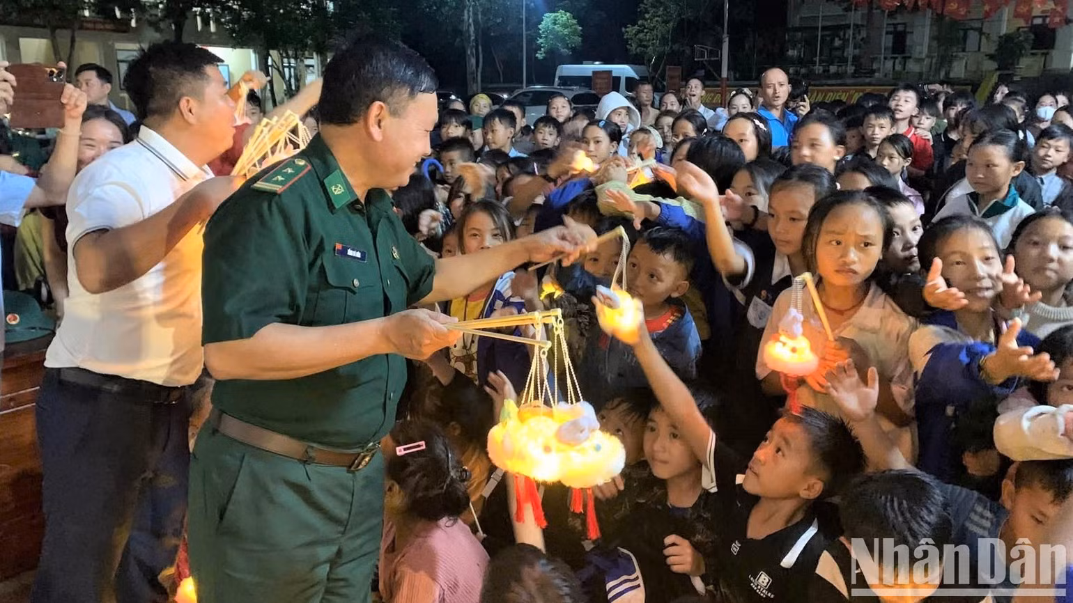 La Estación de Guardia Fronteriza de Nam Can, en colaboración con la Cruz Roja de la provincia de Nghe An, la Asociación para la Protección de los Derechos del Niño y el Apoyo a las Personas con Discapacidad de la localidad, y el apoyo de patrocinadores, organizan el Festival del Medio Otoño.