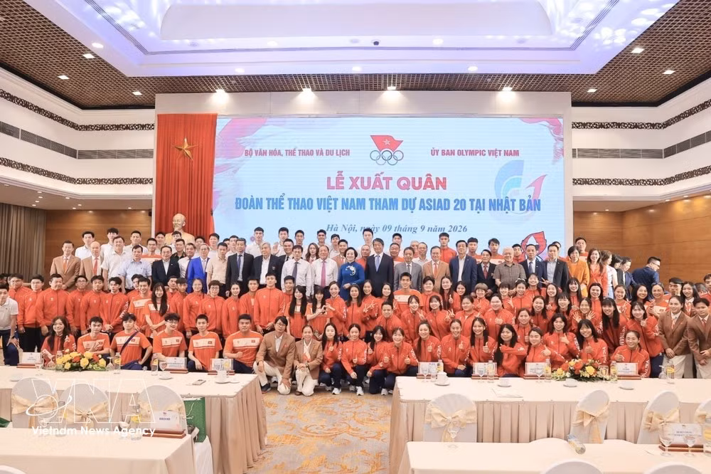 La viceprimera ministra Pham Thi Thanh Tra posa para una foto con delegados y miembros de la delegación deportiva vietnamita que participan en ASIAD 20. (Foto: VNA)