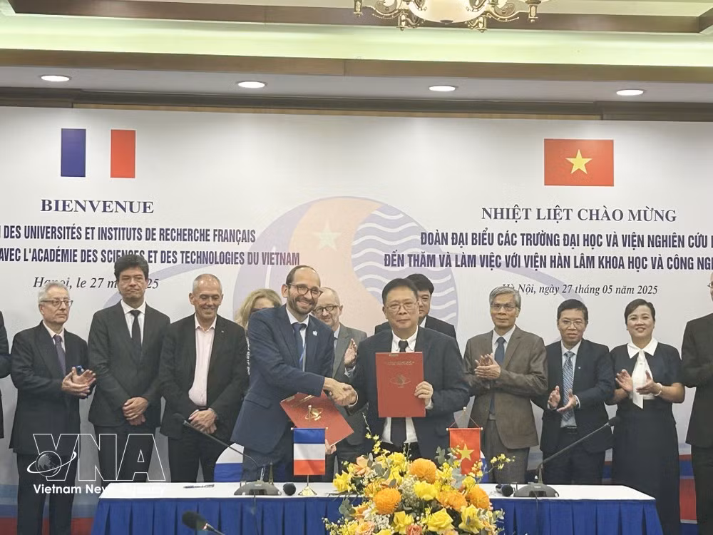 En la tarde del 27 de mayo de 2025, en Hanoi, la Academia de Ciencias y Tecnología de Vietnam celebró una reunión de trabajo con una delegación de destacados institutos de investigación y universidades de Francia. (Foto: VNA)