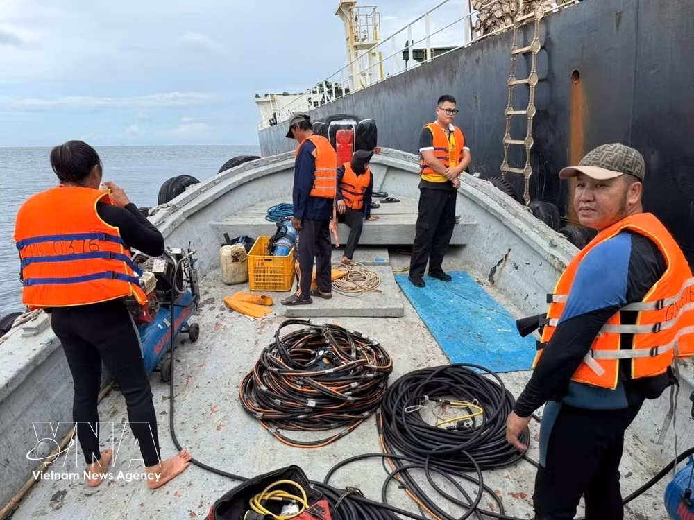 Las autoridades se aproximan al lugar del siniestro del buque de carga Merchant Mariner. (Foto: VNA)