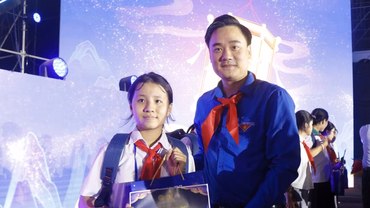 El vicepresidente del Comité del Frente de la Patria y secretario de la Unión de Jóvenes de la ciudad de Bac Ninh, Tran Van Dang, entrega regalos a los niños. (Foto: A.T)