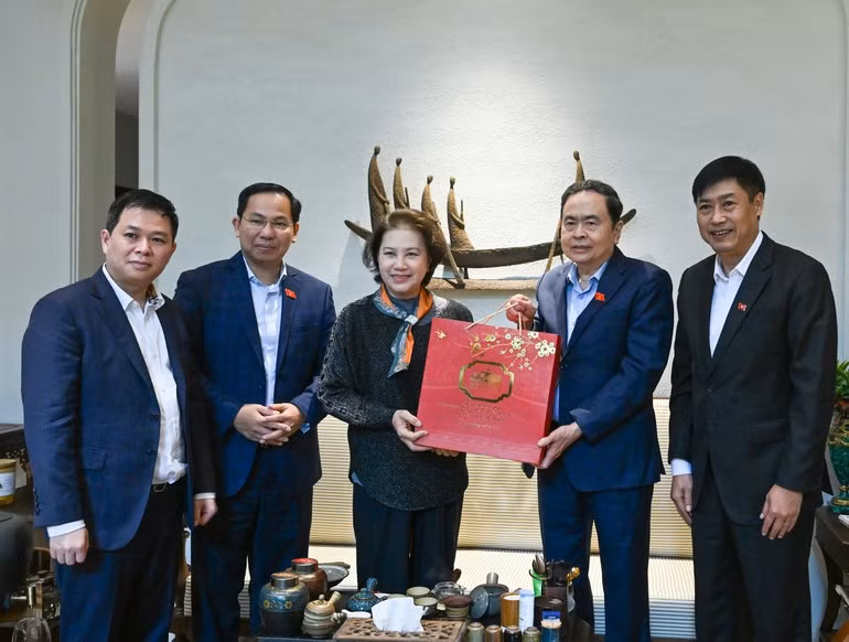 El presidente de la Asamblea Nacional, Tran Thanh Man, visita y felicita el Año Nuevo a la expresidenta de Parlamento, Nguyen Thi Kim Ngan. (Foto: Nhan Dan)