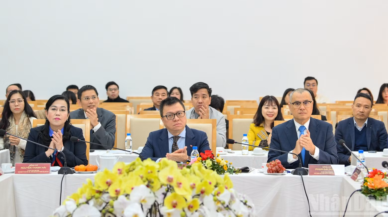 El presidente-editor del periódico Nhan Dan, subjefe de la Comisión de Propaganda y Movilización de Masas del Comité Central del PCV y titular de la Asociación de Periodistas del país, Le Quoc Minh; el jefe de la Comisión de Ciencia, Tecnología y Medio Ambiente de la Asamblea Nacional, Nguyen Thanh Hai; y el subjefe de la Comisión de Política y Estrategia del Comité Central del PCV, Pham Dai Duong. (Foto: The Dai)