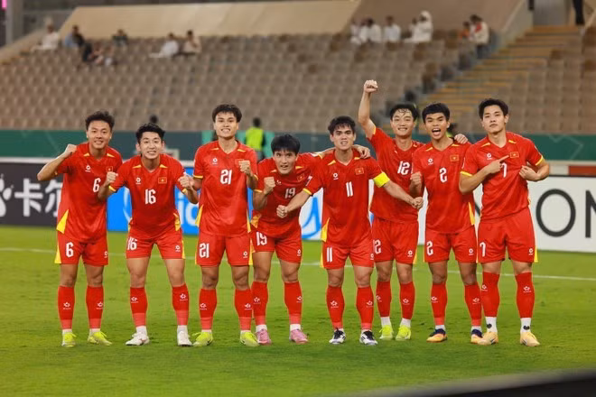 La selección Vietnam sub-23 celebra la victoria por 3-2 ante Emiratos Árabes Unidos, resultado que le permitió avanzar a las semifinales. (Foto: AFC/VNA)