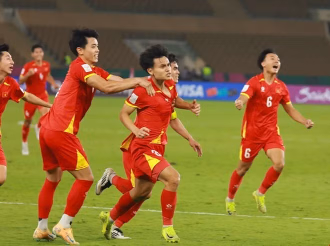 Minh Phuc (21) marca el gol decisivo que sentenció el triunfo 3-2 de Vietnam sub-23. (Foto: AFC/VNA)