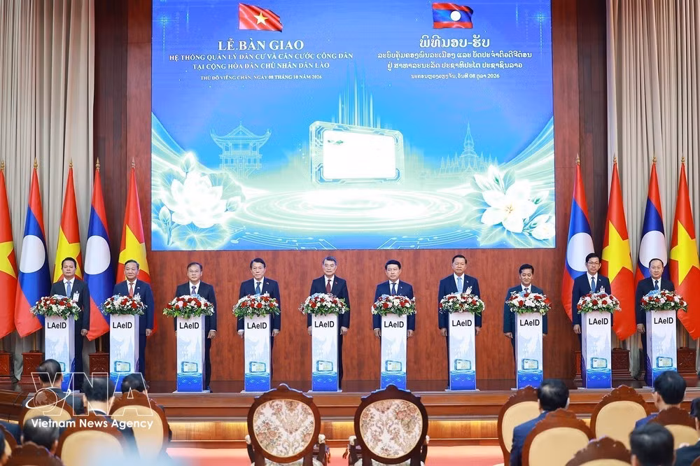 El primer ministro de Vietnam, Le Minh Hung, su homólogo laosiano, Saleumxay Kommasith, y delegados en la ceremonia de entrega del proyecto del Centro de Datos y de Identificación Ciudadana. (Foto: VNA)