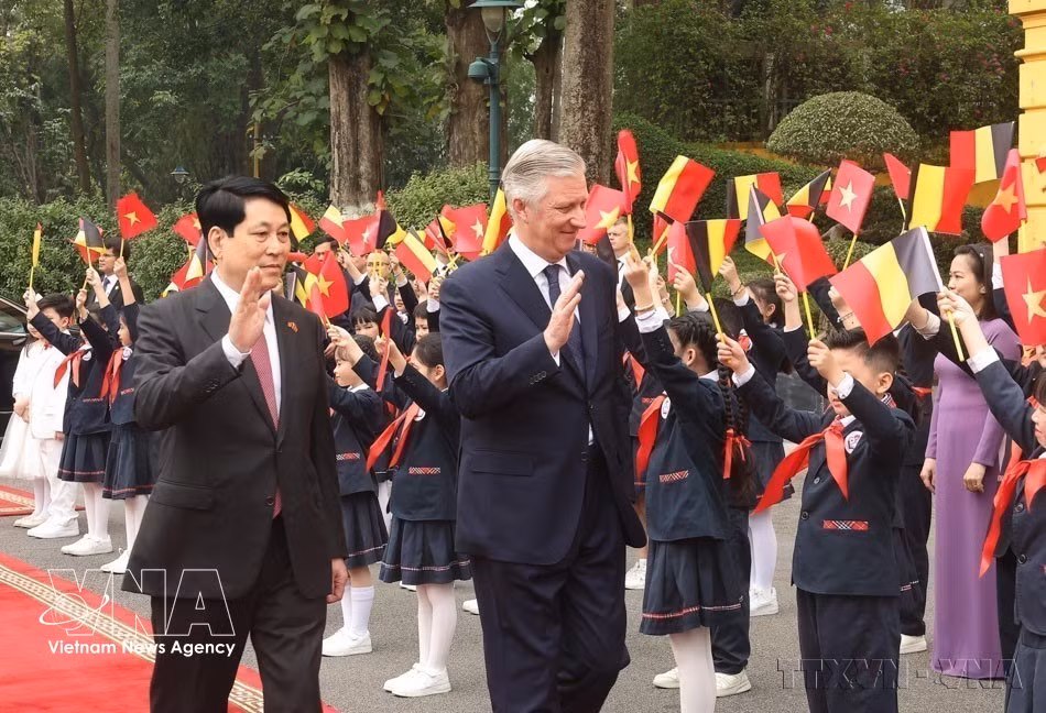 El presidente de Vietnam, Luong Cuong, y su esposa presiden la ceremonia oficial de bienvenida al rey Philippe de Bélgica y a la reina Mathilde, durante su visita de Estado a Vietnam (Hanói, 1 de abril de 2025). (Foto: Lam Khanh – VNA)