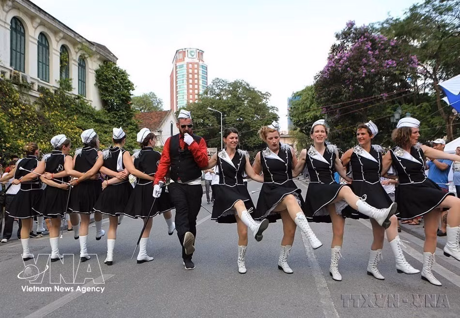 Las jóvenes belgas ofrecen una animada actuación de baile con bastones de majorette durante el programa “A Touch of Belgium–Un toque de Bélgica”, celebrado en la calle peatonal del lago Hoan Kiem. (Foto: Duong Giang – VNA)
