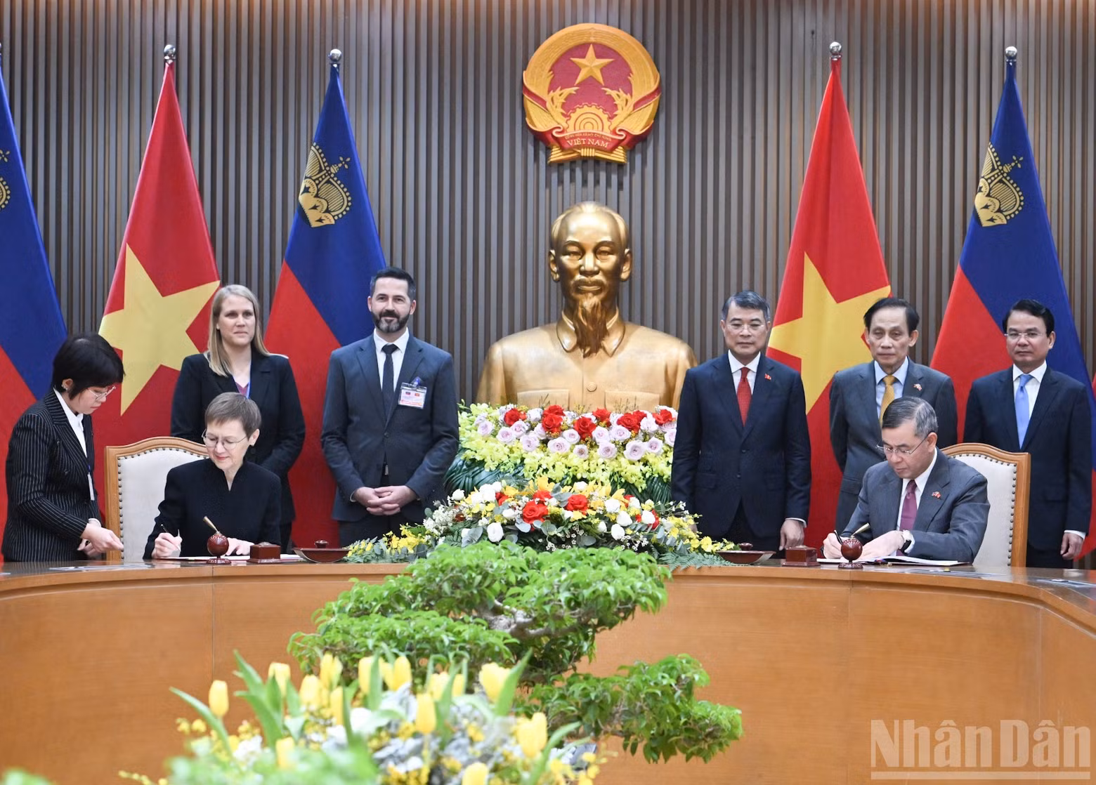 El ministro de Finanzas de Vietnam, Ngo Van Tuan, y la primera ministra y ministra de Asuntos Gubernamentales y Finanzas de Liechtenstein, Brigitte Haas, firman el "Acuerdo entre Vietnam y el Principado de Liechtenstein para evitar la doble imposición en materia de impuestos sobre la renta y prevenir la evasión fiscal".