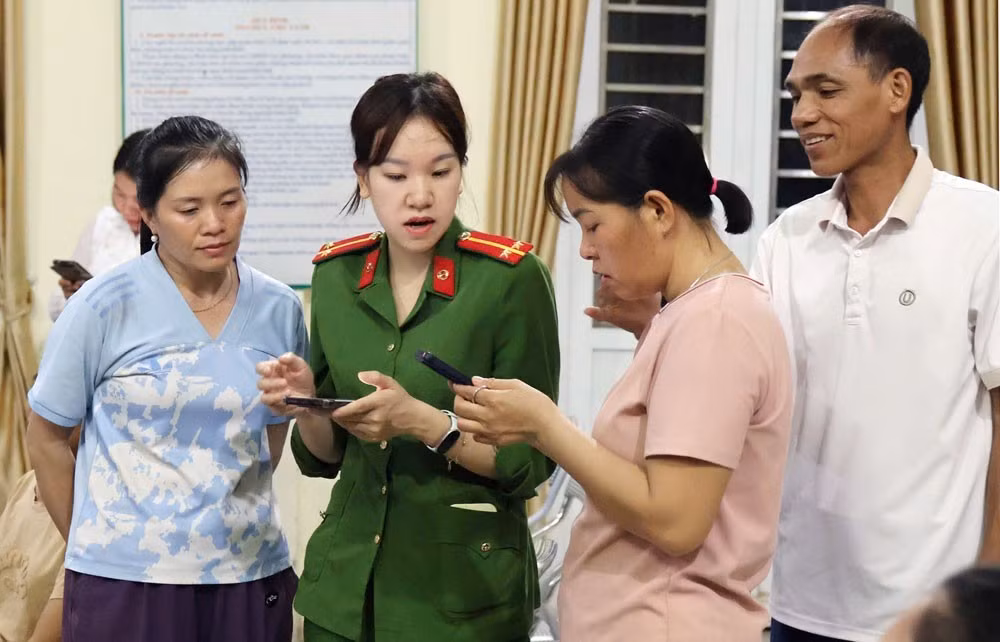 La policía del municipio de Van Son orienta a los residentes sobre cómo usar e integrar las aplicaciones y los servicios públicos en VNeID. (Foto: VNA)