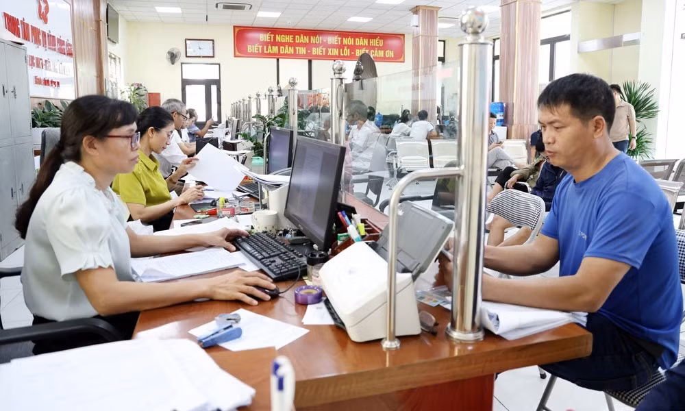 Recepción y tramitación de documentos administrativos en el Centro de Servicios Administrativos Públicos del distrito de Luc Nam. (Foto: baobacninhtv.vn)