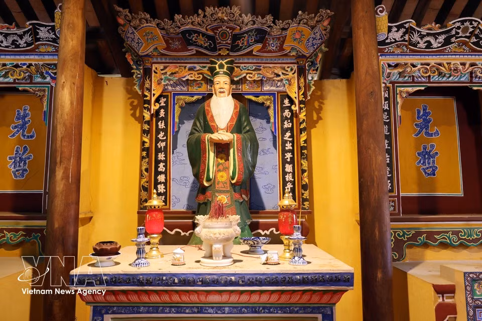 Estatua de Confucio venerada en el sitio de arquitectura y arte de nivel nacional Van Thanh-Khong Mieu. (Foto: Do Truong – VNA)