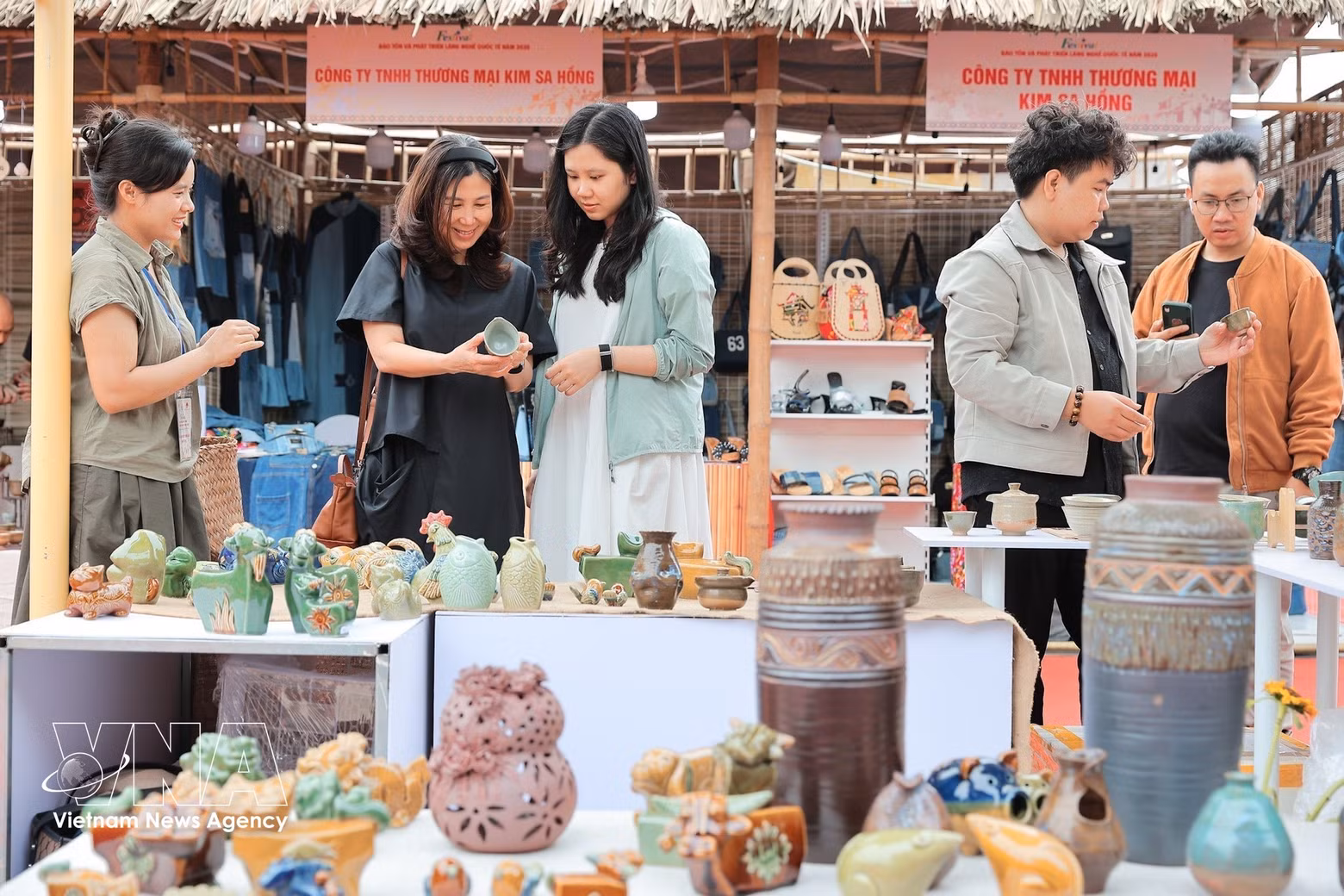 Visitantes al Festival Internacional de Oficios Tradicionales 2025. (Foto: VNA)