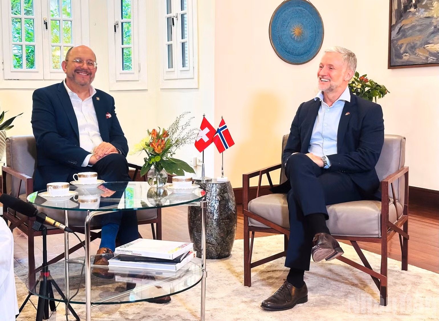 Los embajadores de Noruega y Suiza en Vietnam, Stein Iversen y Thomas Gass, respectivamente, en una entrevista sobre el ALC entre Vietnam y la AELC. (Foto: Embajada de Suiza)