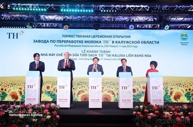 Delegados participan en la inauguración de la planta de procesamiento de leche fresca del Grupo TH en Kaluga, Rusia, en mayo de 2025. (Foto: VNA)
