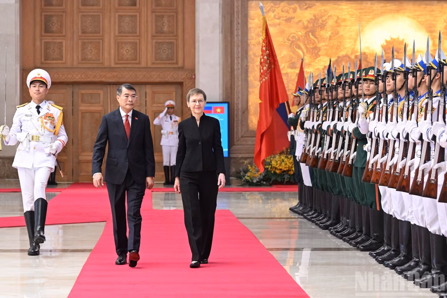 El primer ministro de Vietnam, Le Minh Hung, y su homóloga del Principado de Liechtenstein, Brigitte Haas, pasan revista a la guardia de honor del Ejército Popular de Vietnam.