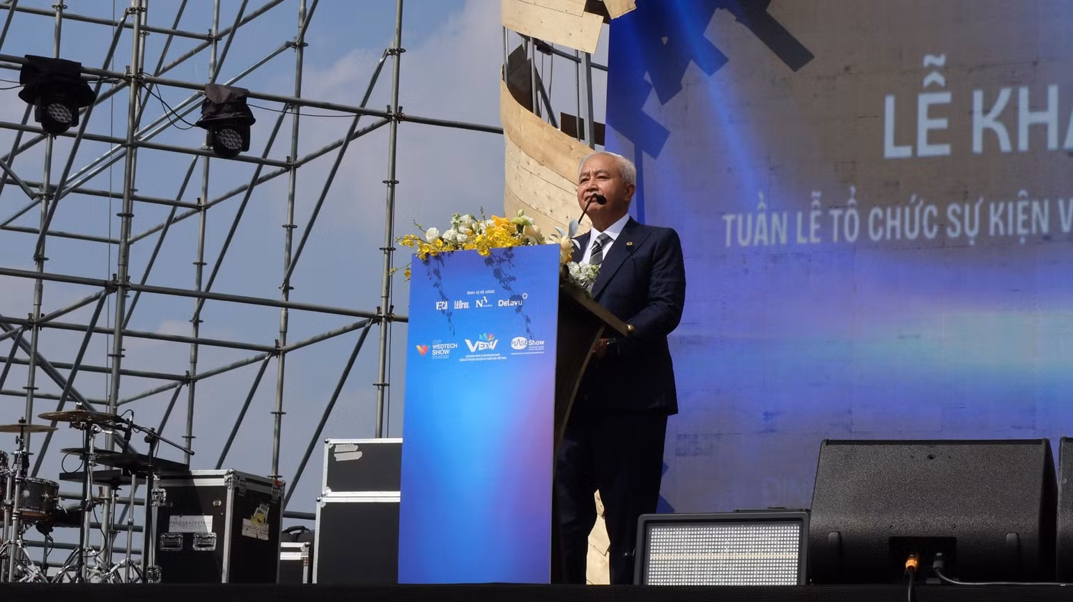 Vu Ngoan Hop, presidente de la Asociación de Exposiciones, Ferias y Eventos de Vietnam (VECA), interviene en la ceremonia inaugural.