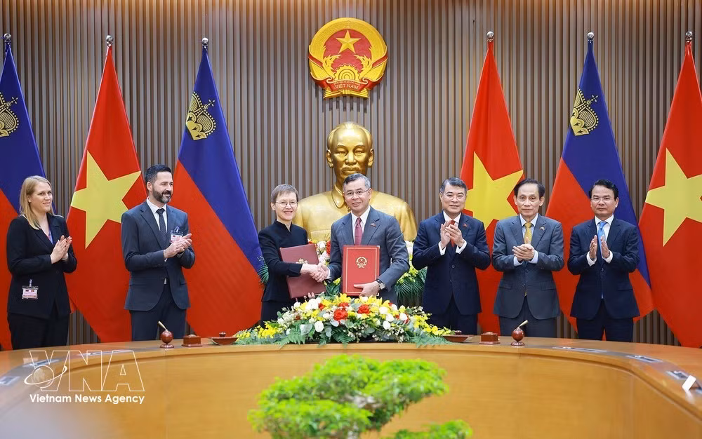Firma del Acuerdo para evitar la doble imposición entre Vietnam y Liechtenstein. (Foto: VNA)