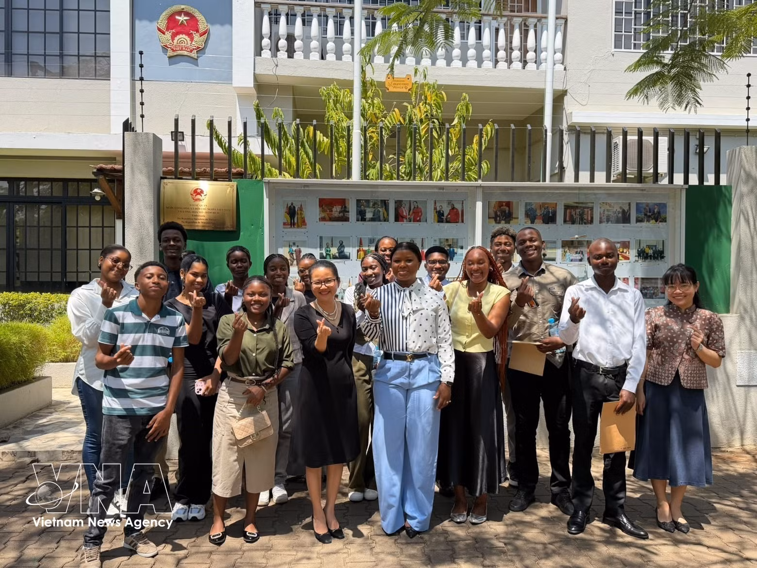 La embajadora Tran Thi Thu Thin y Carla Caomba, directora del Instituto de Becas de Mozambique, posan para una foto conmemorativa con estudiantes. (Foto: VNA)