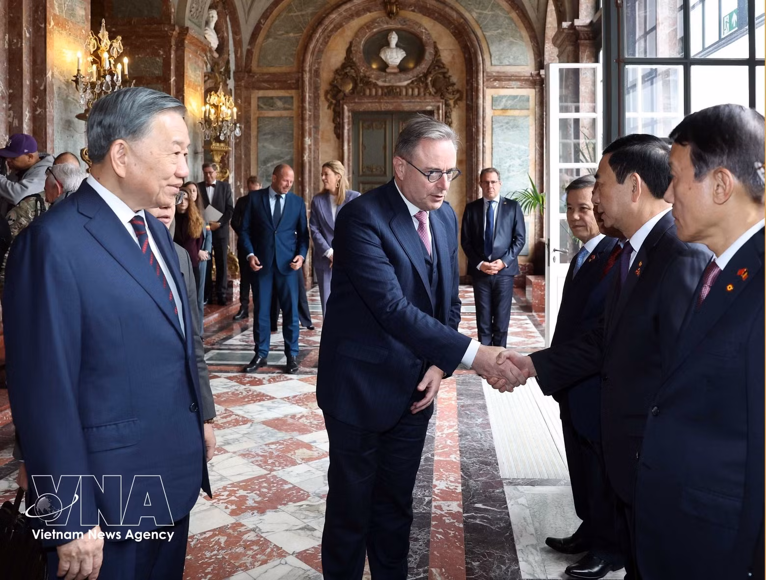El secretario general del Partido Comunista y presidente de Vietnam, To Lam, presenta a los miembros de la delegación vietnamita de alto nivel al primer ministro belga Bart De Wever. (Foto: VNA)