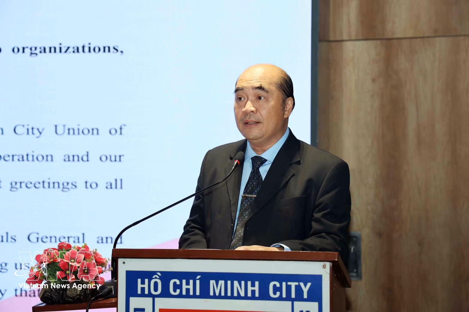 Ho Xuan Lam, vicepresidente de HUFO, pronuncia un discurso. (Foto: VNA)
