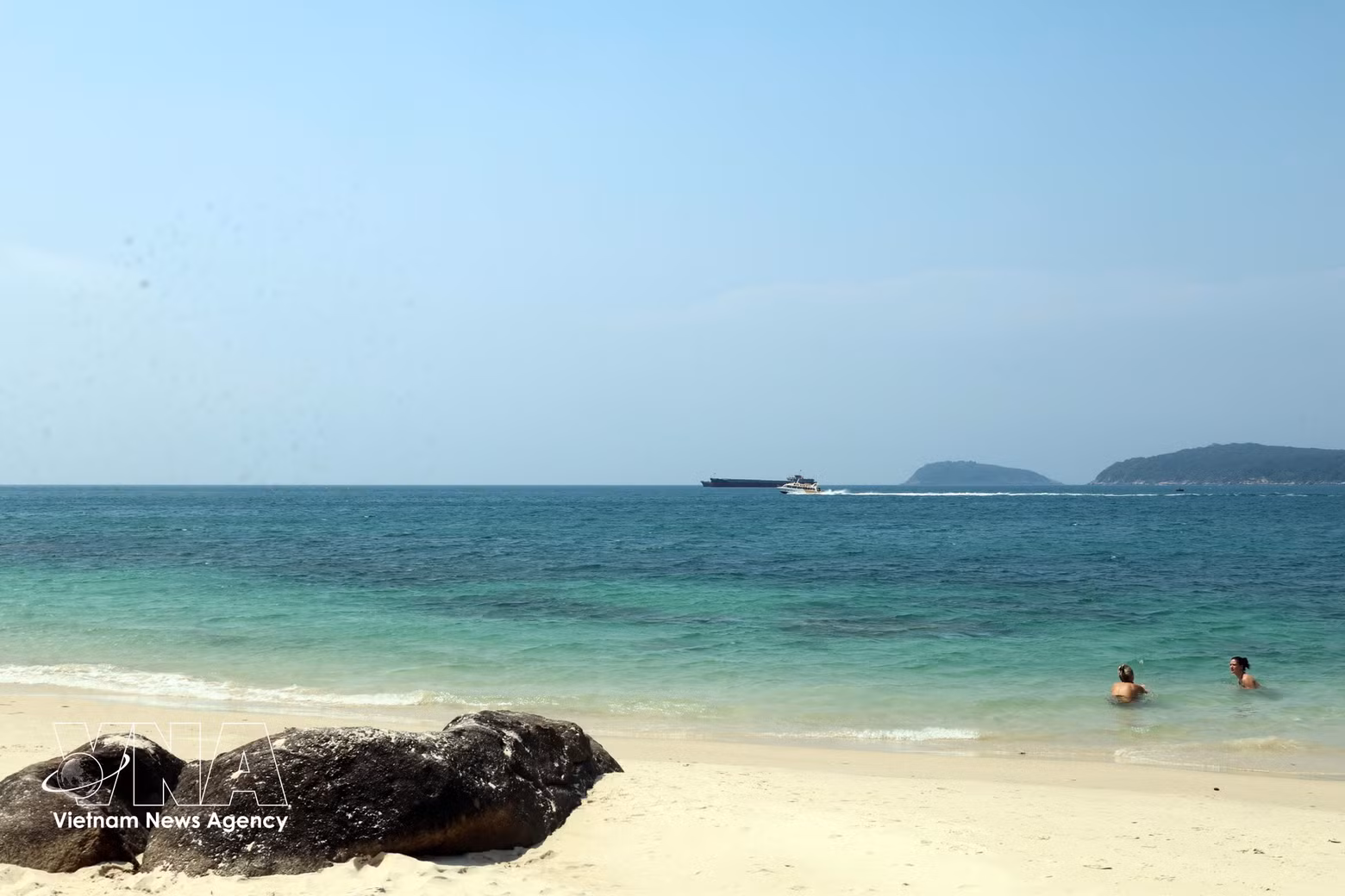 Una impresionante playa de arena blanca en la isla Cu Lao Cham (ciudad de Da Nang) atrae a los turistas. (Foto: VNA)