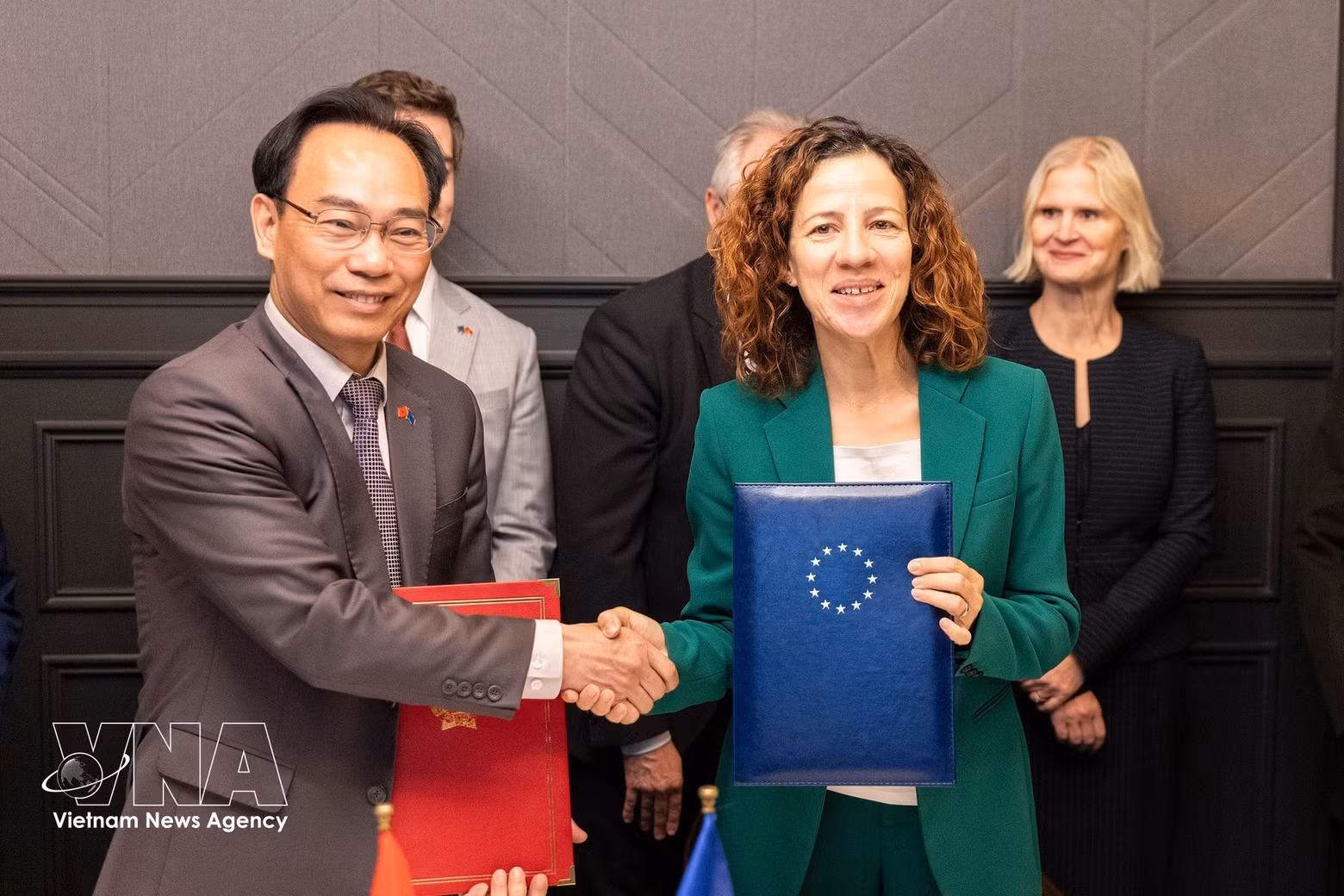 El ministro vietnamita de Educación y Formación, Hoang Minh Son, y Roxana Minzatu, vicepresidenta ejecutiva de la Comisión Europea responsable de Derechos Sociales, Capacidades, Empleo de Calidad y Preparación, firman una carta de intenciones sobre cooperación en educación y formación. (Foto: VNA)