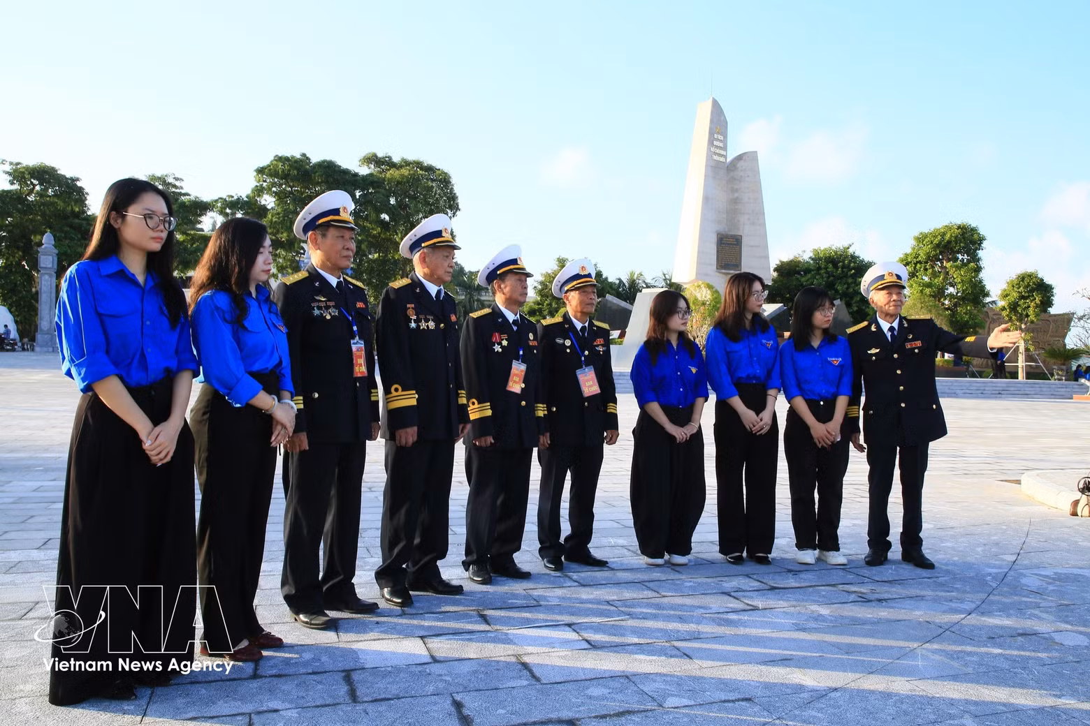 Jóvenes del barrio de Do Son, ciudad de Hai Phong, se reúnen con testigos históricos que participaron en los «barcos sin número» en el sitio histórico nacional especial del muelle K15. (Foto: VNA)