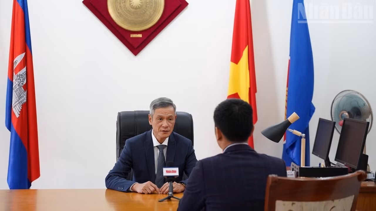 El embajador Nguyen Minh Vu considera que la visita del primer ministro Le Minh Hung a Camboya no solo reforzará la conectividad y la complementariedad entre ambas economías, sino que también abrirá nuevas oportunidades para configurar un ecosistema de integración económica más amplio e integral entre los dos países. (Foto: HUY VU)