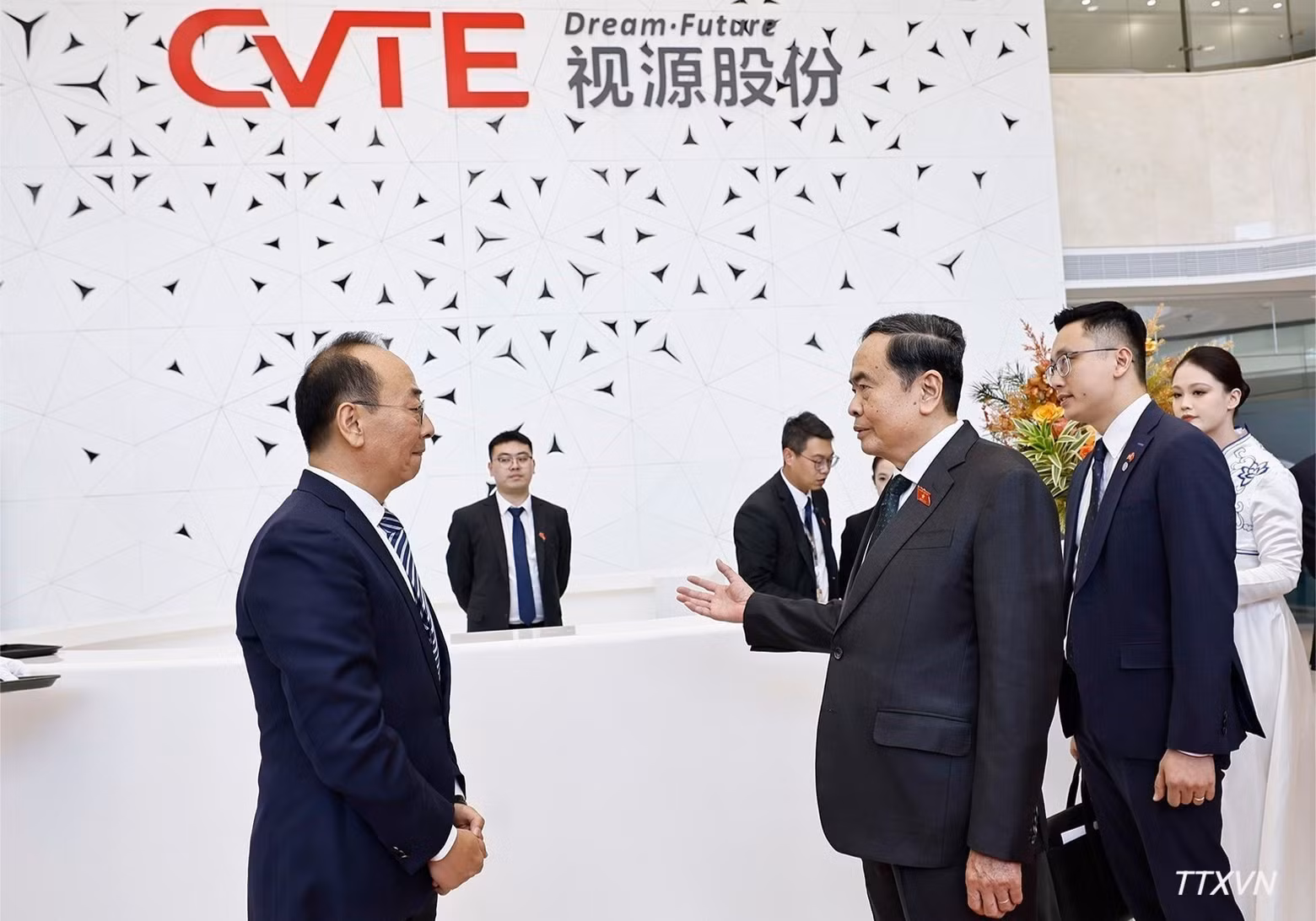 El presidente de la Asamblea Nacional de Vietnam, Tran Thanh Man, visita el Grupo CVTE en Yizhuang, Pekín. (Foto: VNA)