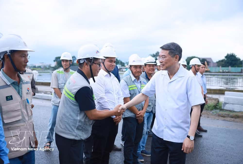 El primer ministro Le Minh Hung se reúne con los trabajadores e ingenieros del proyecto de infraestructura y mejora ambiental del canal Tham Luong - Ben Cat - Rach Nuoc Len en el barrio de An Nhon. (Foto: VNA)